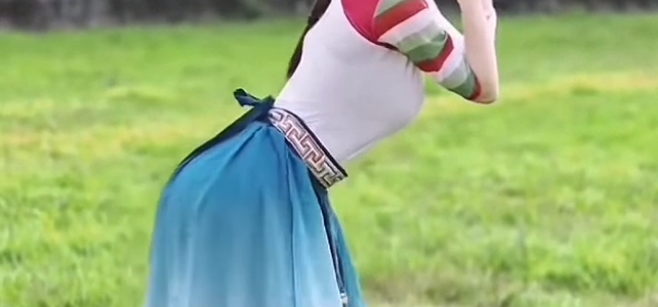 小姐姐跳《洗衣歌踩点舞》真是美翻了